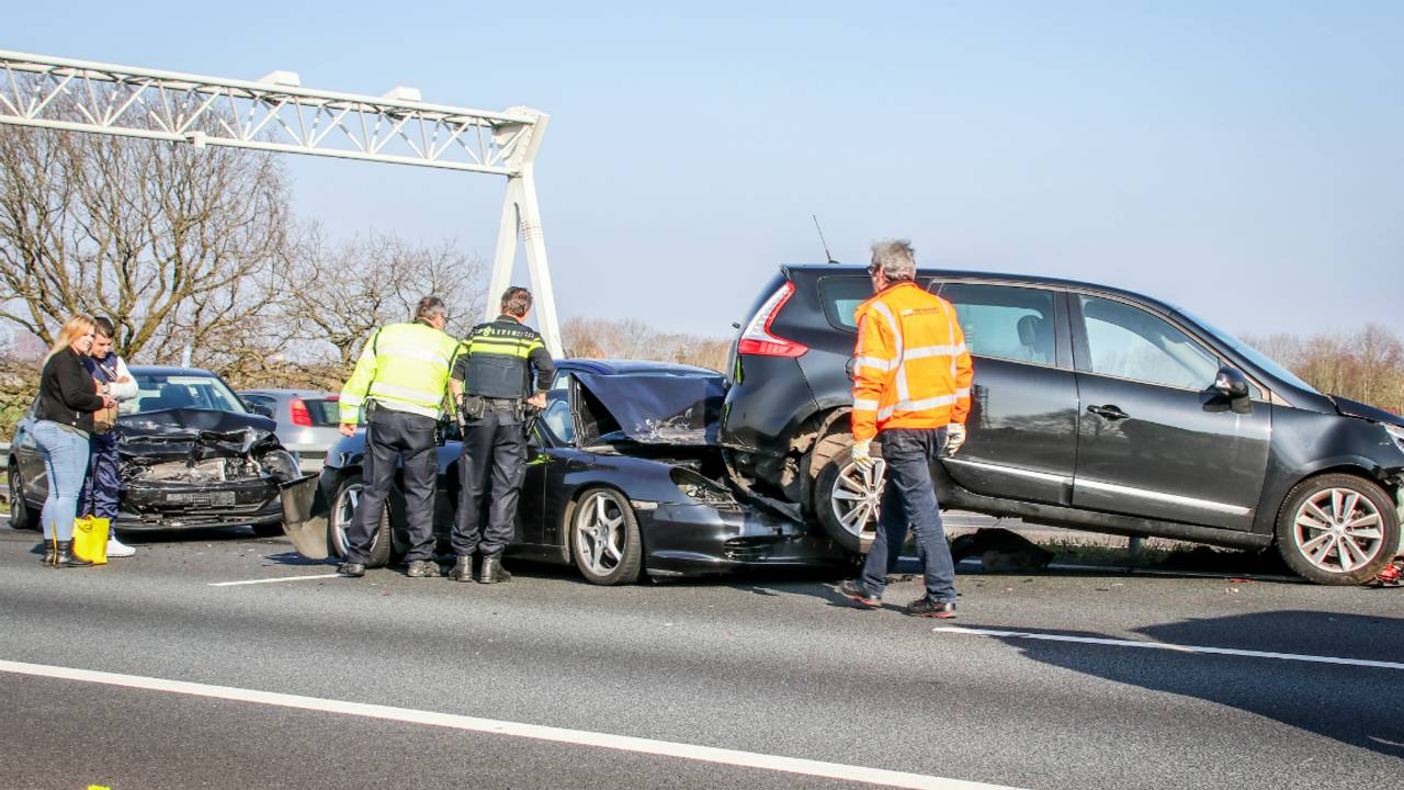 Bij het ongeluk bij Wouwse Plantage zijn meerdere auto's betrokken. (Foto: 112Nieuwsonline)