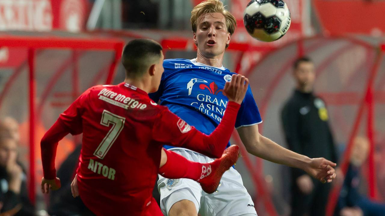 Danny Verbeek van FC Den Bosch in duel met tegenstander Cantalapiedra.