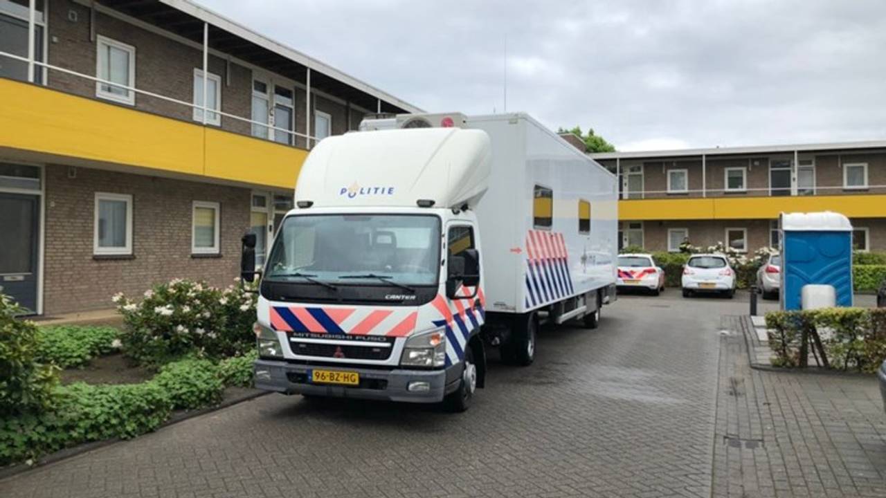 De man lag wekenlang dood in zijn woning. (Foto: Alice van der Plas)
