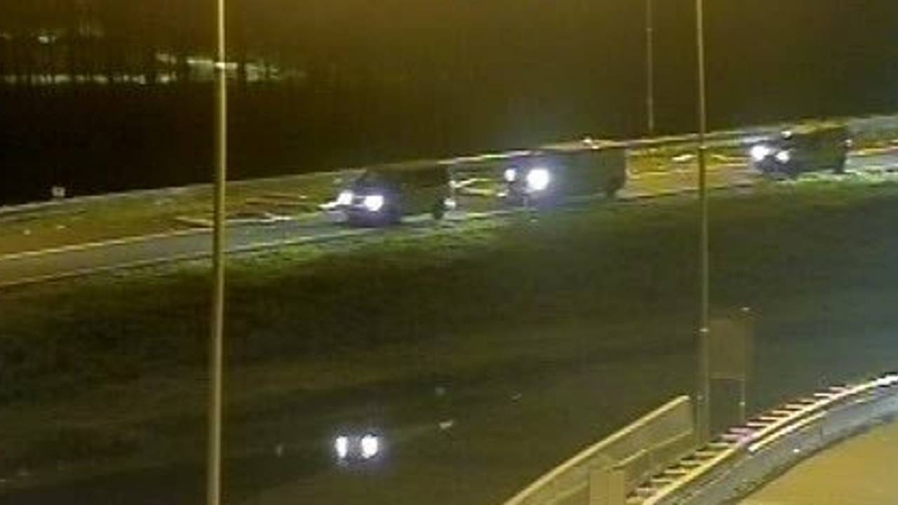 Kozijnen en glas op de vluchtstrook. (Foto: Rijkswaterstaat/Twitter)