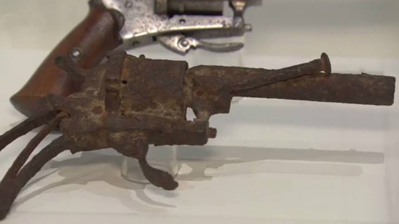 De revolver wordt geveild. (Archiefbeeld NOS)