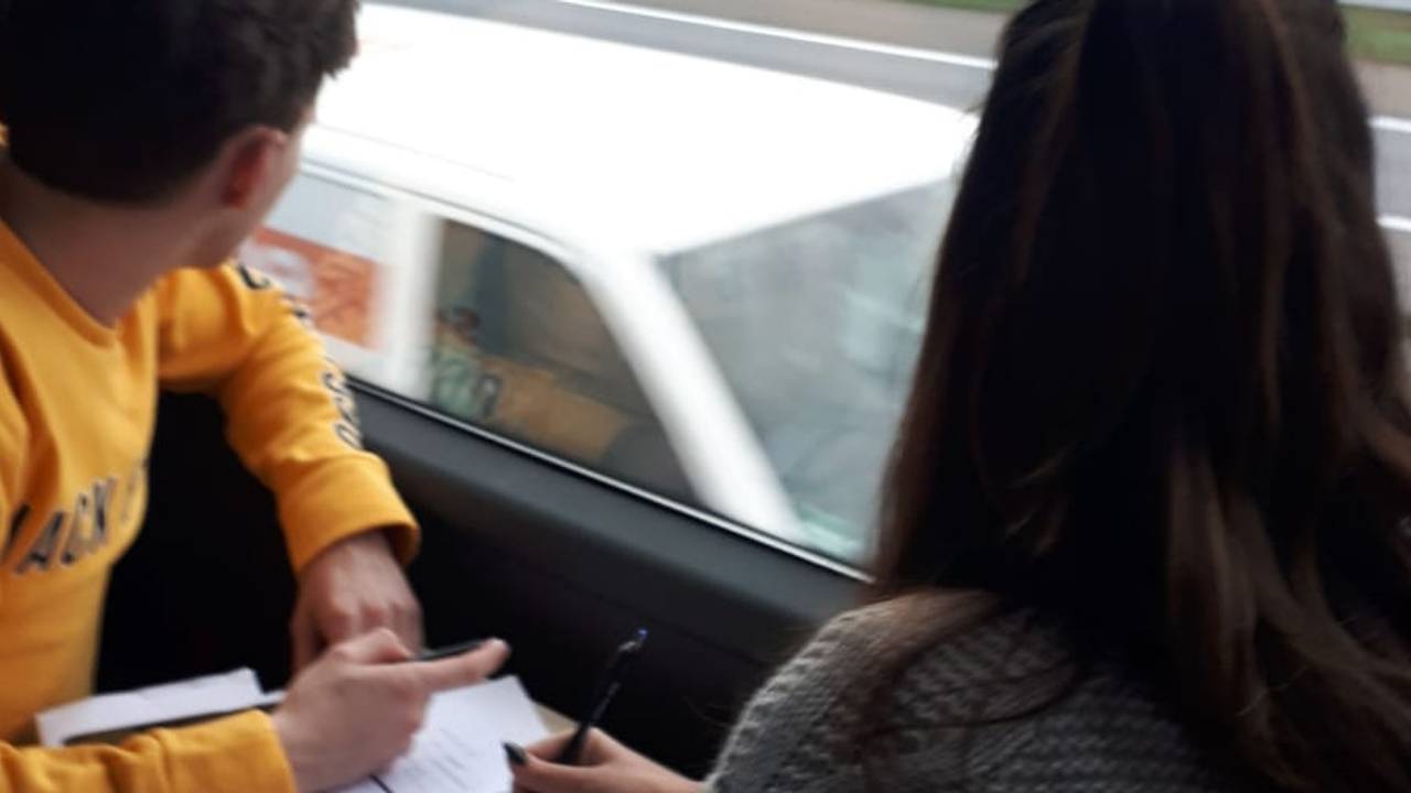 Bestuurders worden vanuit de touringcar gecontroleerd op smartphonegebruik