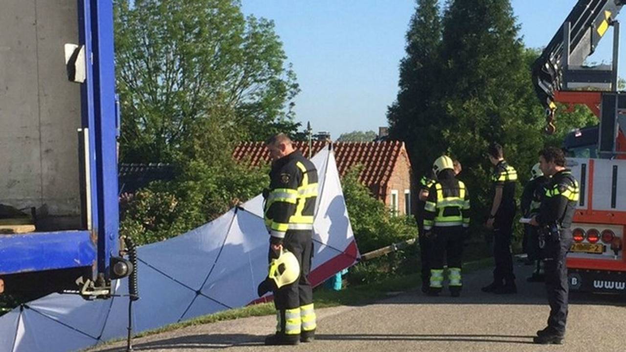 De chauffeur kwam onder zijn heftruck terecht en overleed. (Foto: Bart Meesters/ Meesters Multi Media)