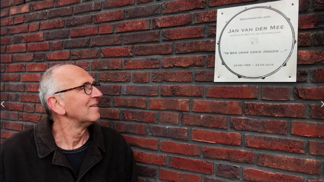 Kees van der Mee bij de plaquette voor zijn broer Jan 'de Trommelaar'. Foto: Eva de Schipper