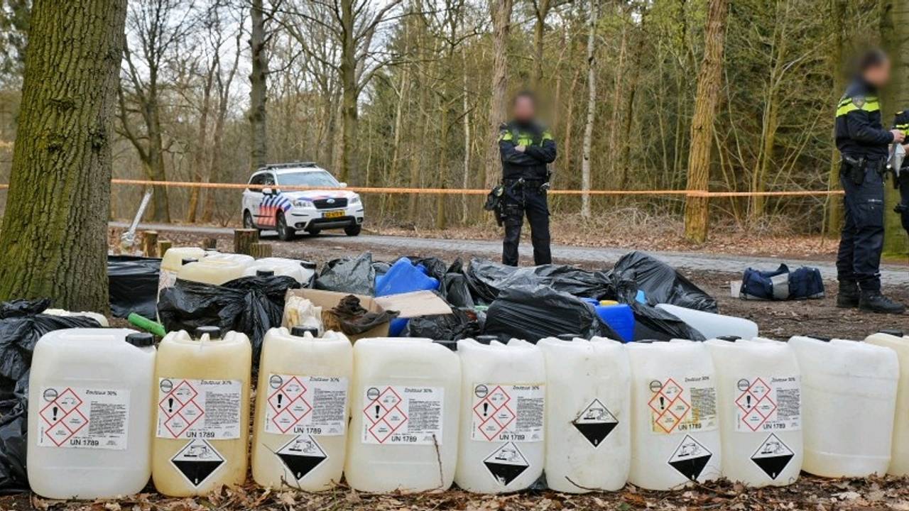 Het drugsafval werd op donderdag 4 april achtergelaten langs de Pompstationweg in Tilburg.  (Foto: Toby de Kort)