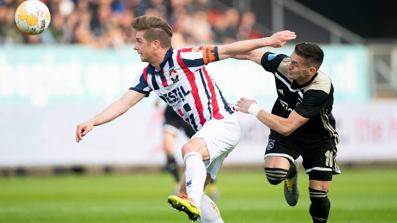 Jordens Peters in duel met Ajacied Dusan Tadic (foto: VI Images).