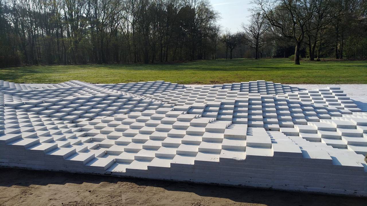 Het tegelreliëf van Ad Dekkers in het Mien Ruijspark in Bergeijk.