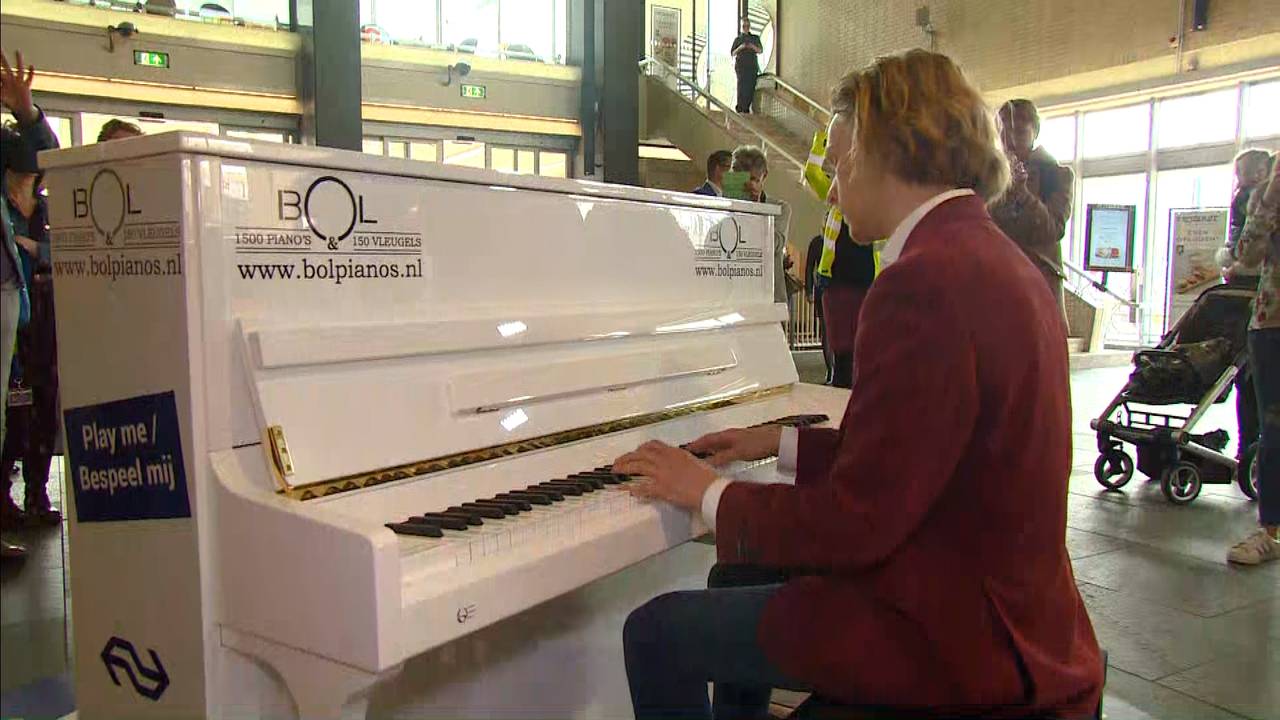 Initiatiefnemer David Hordijk speelt het eerste lied. (Foto: Omroep Brabant)