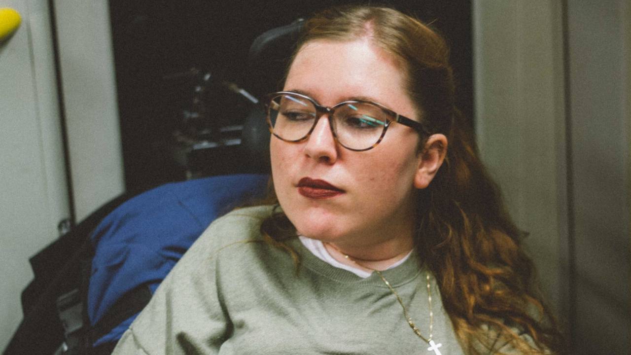 Lois wil graag onafhankelijker worden en dat kan door het halen van haar rijbewijs. (Foto: Lois Clemens)