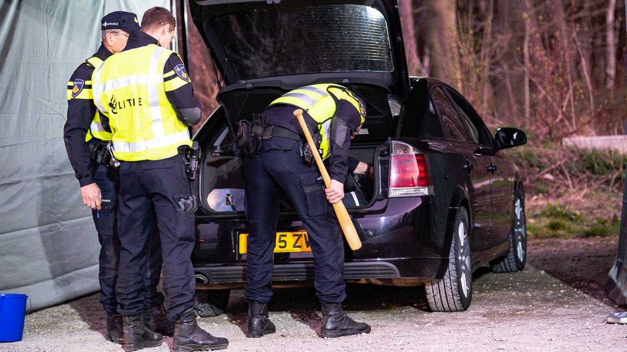 Agenten doorzoeken een auto bij de controlepost in Goirle. (Foto: Jack Brekelmans)