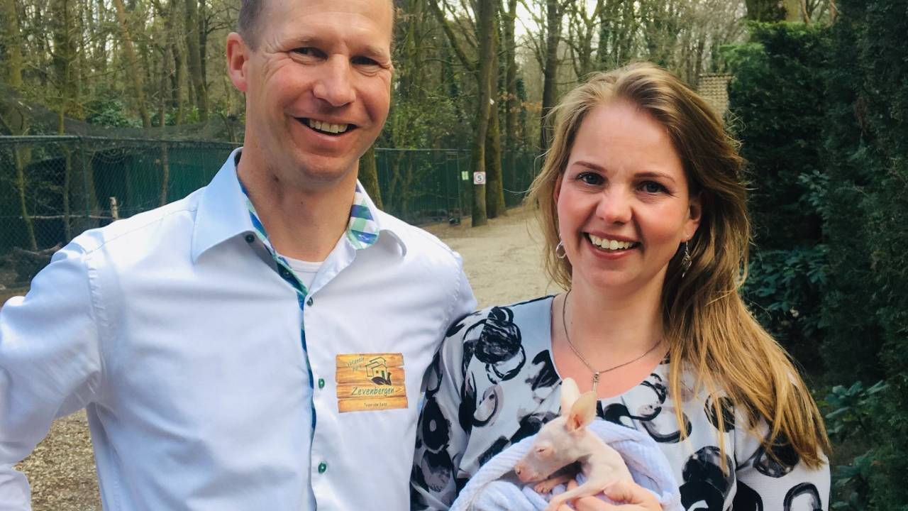 Twan en Kim met baby wallaby Skippy