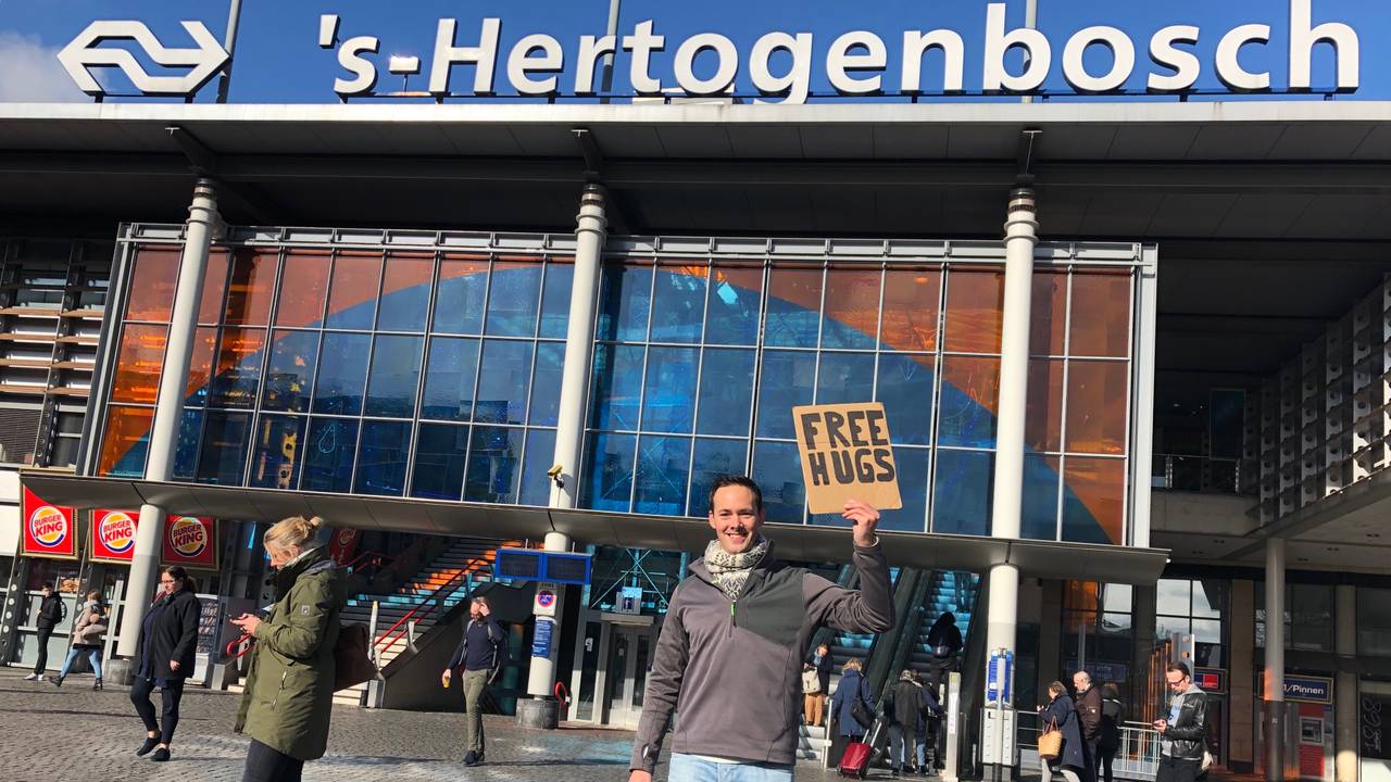 Thijs deelt vooral op het station in Den Bosch veel knuffels uit