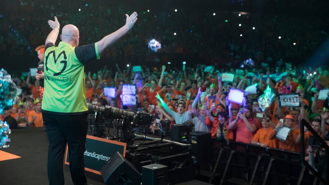 Michael van Gerwen voor een uitzinnig Ahoy (Foto: Lawrence Lustig/PDC)