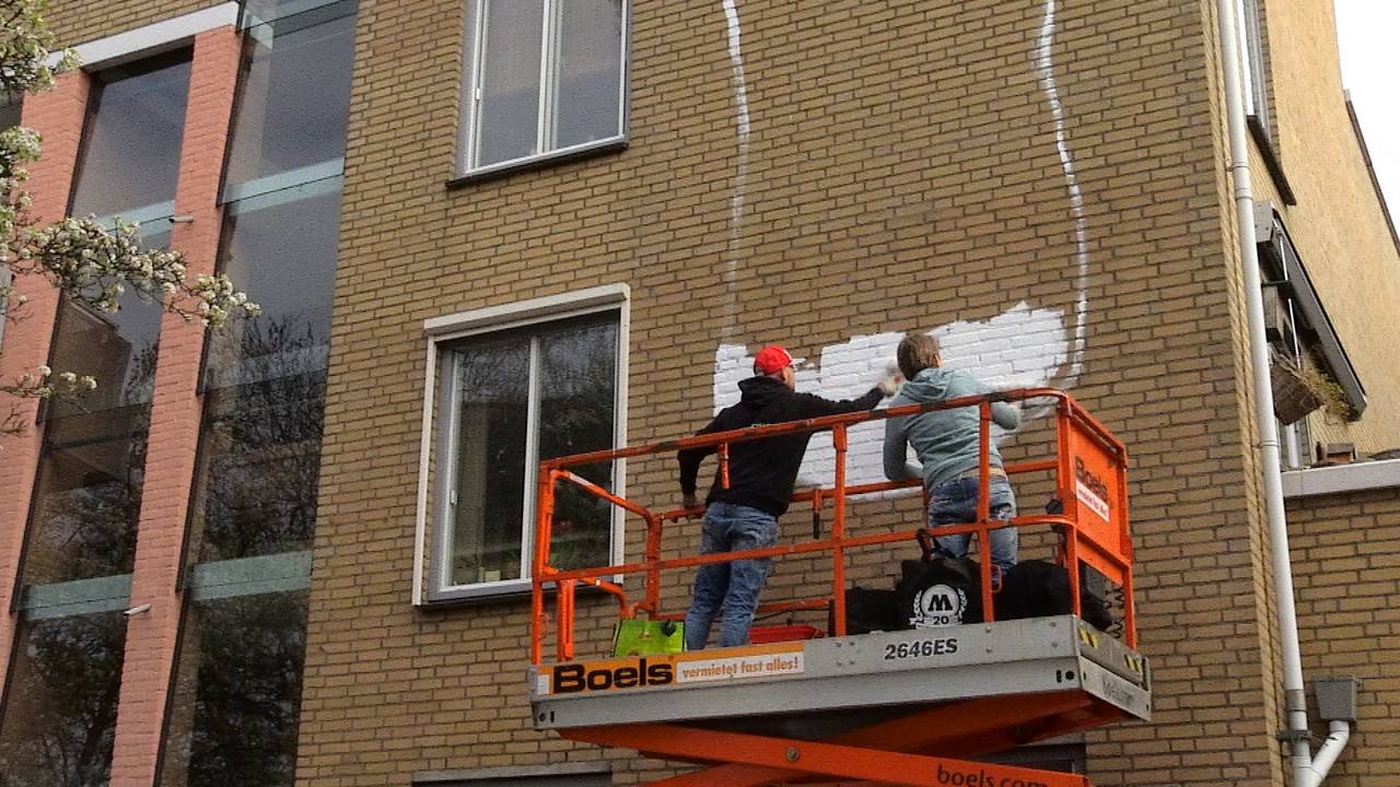 De kunstenaars begonnen donderdag aan hun muurschildering. (Foto: Tonnie Vossen)