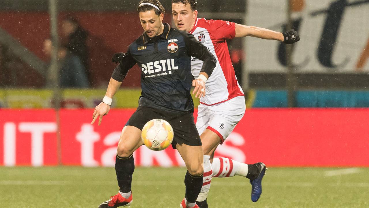 Fran Sol in duel met Nick Bakker van FC Emmen (foto: VI Images).