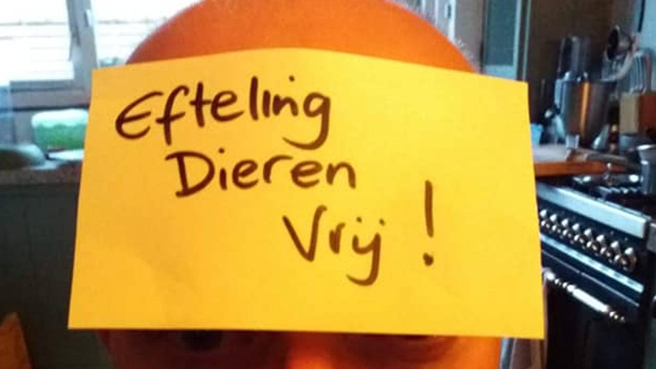 De Vegan Strike Group vraagt mensen een foto te maken met een papiertje met daarop de tekst 'Efteling Dieren Vrij'.