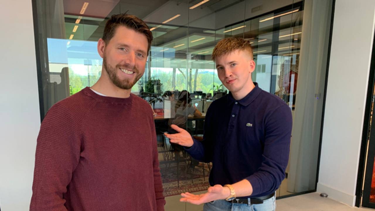 Oorlogsveteraan Luuk Elshout uit Drunen links samen met rapper Snelle. (Foto: Jan Waalen)