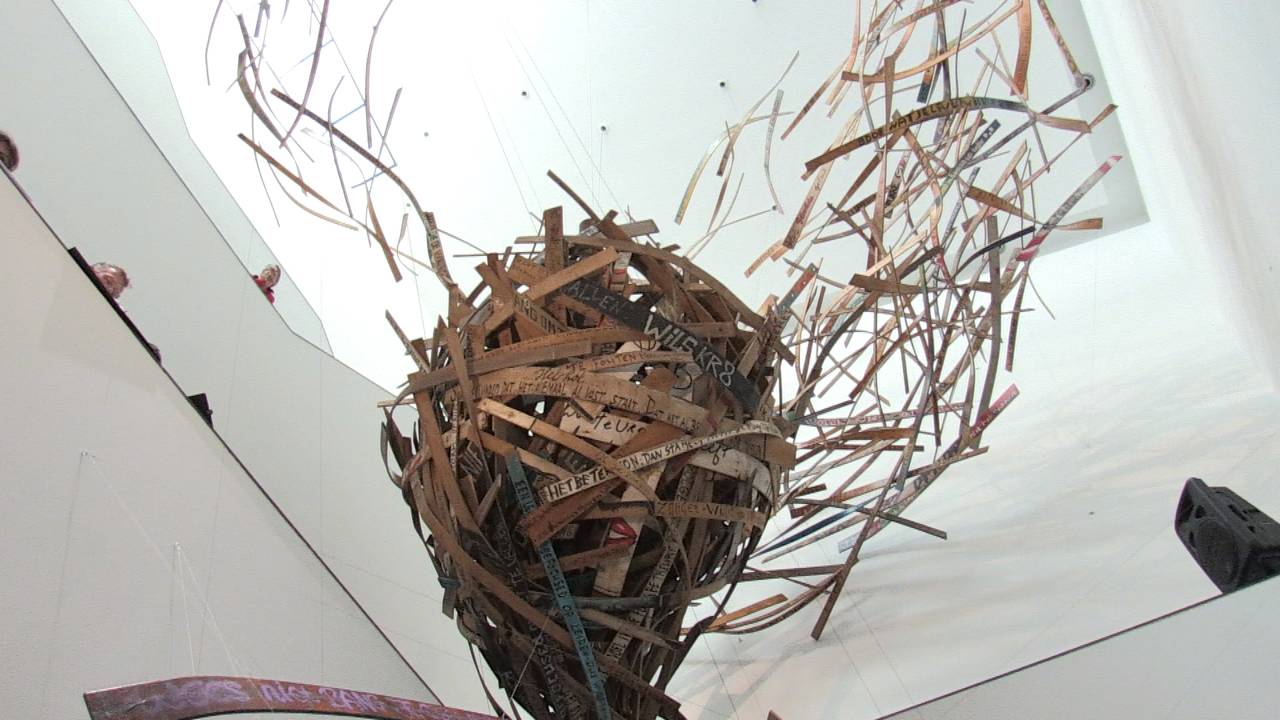 De Supertoll van Tijs Rooijakkers in de toren van het Van Abbemuseum.