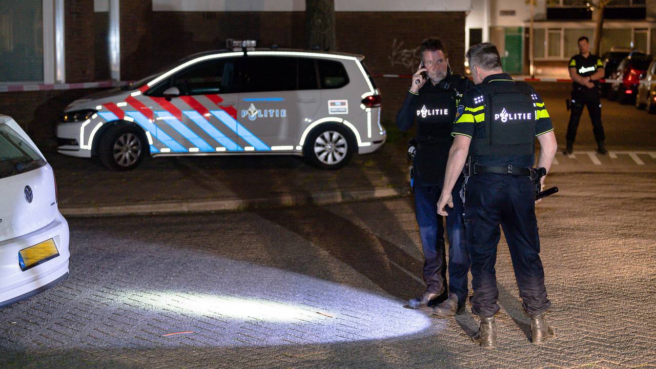 De politie doet onderzoek. (Foto: Jack Brekelmans)