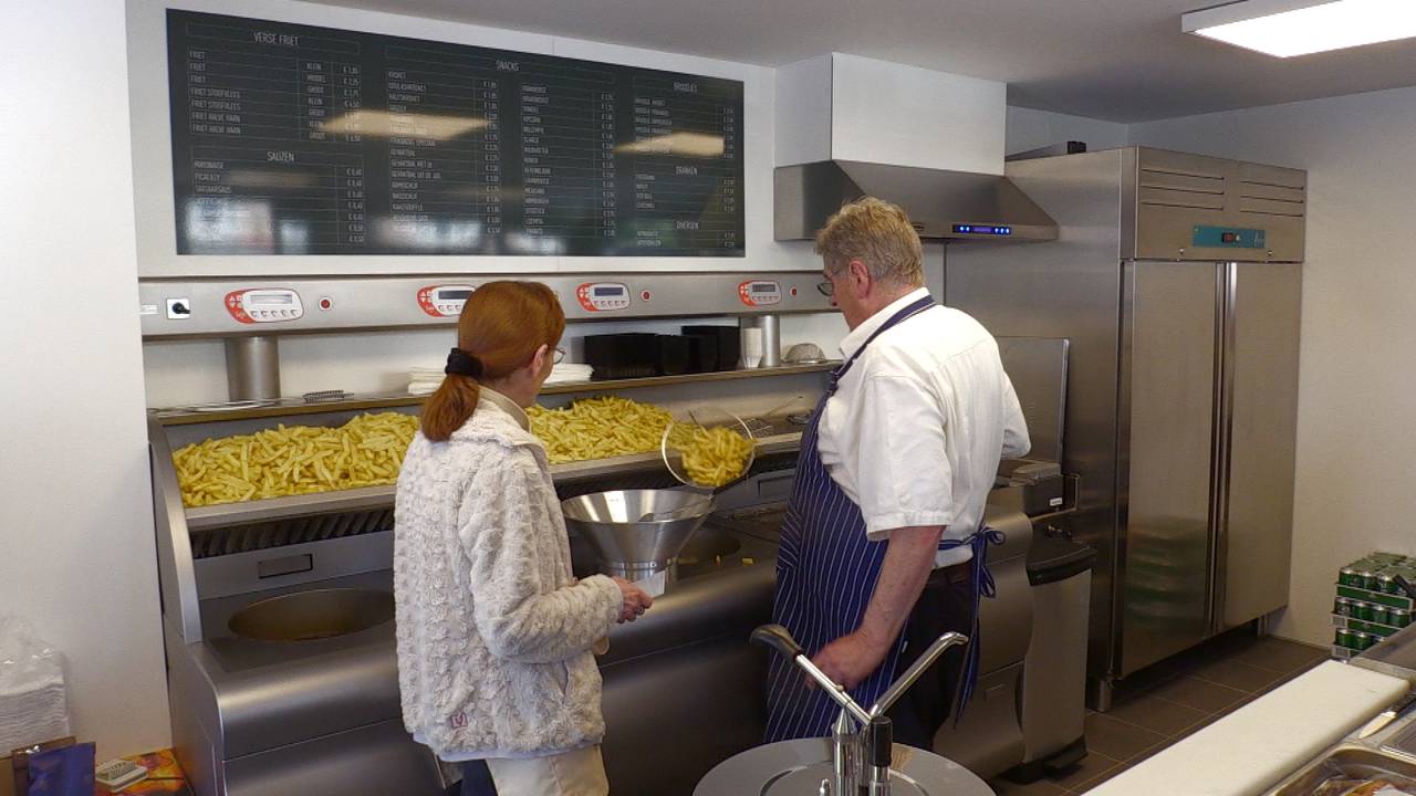 De 81-jarige De Fer bakt weer volop friet.