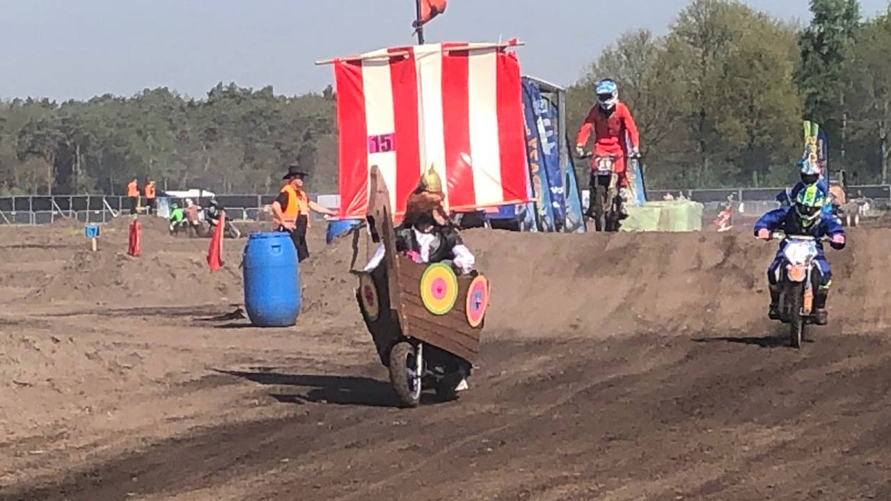 Met je Vikingschip over de crossbaan (foto: Tonnie Vossen).