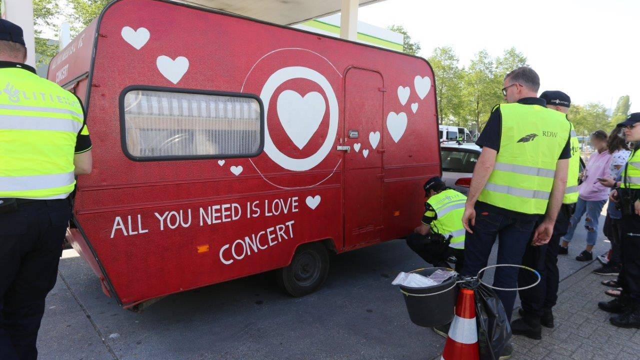 Een oude caravan wordt gecontroleerd. Foto: Bart Meesters/Meesters Multi Media.