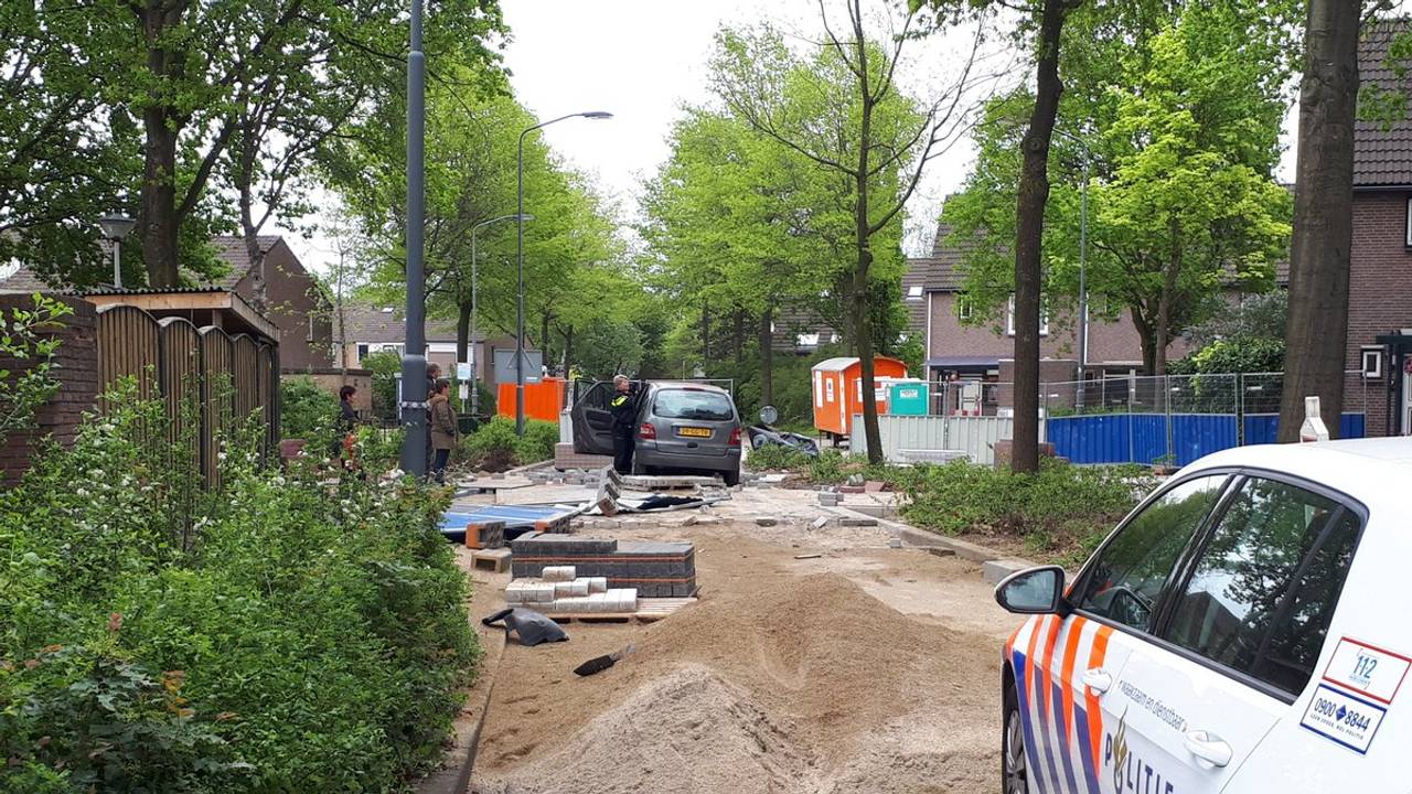 De jongen reed de auto van zijn oma in de prak in Helmond (Foto: Twitter).