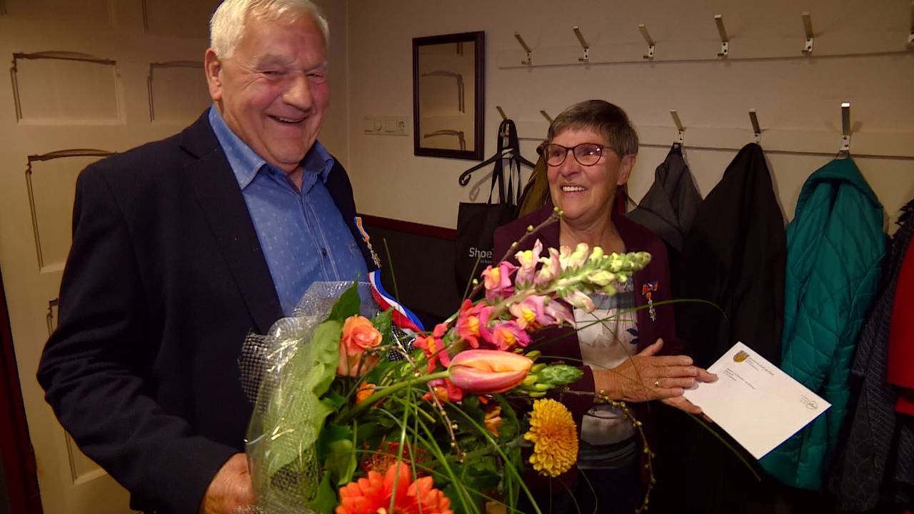 Cor en Cis waren blij verrast en geëmotioneerd toen ze werden benoemd tot Lid in de Orde van Oranje-Nassau.