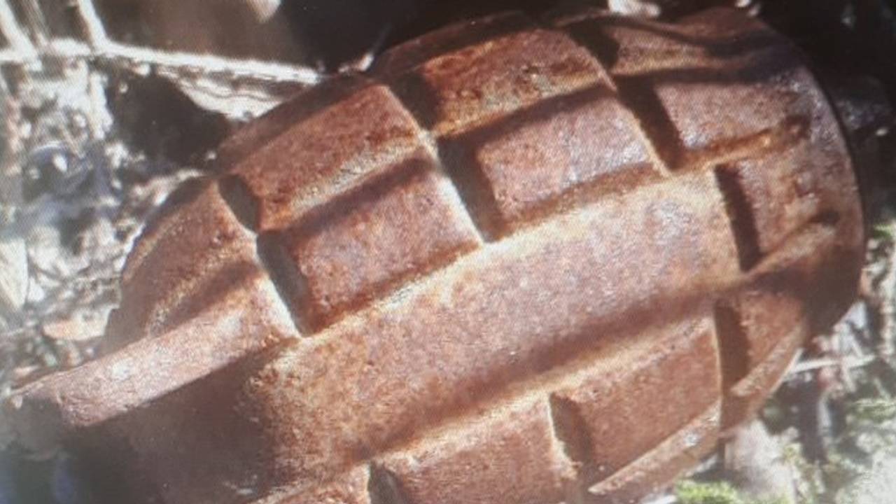 De gevonden granaat. (foto: politie)