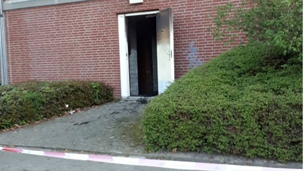 Het vuur woedde in de berging onder het appartementencomplex aan de Geldropseweg in Eindhoven. (Foto: politie.nl)