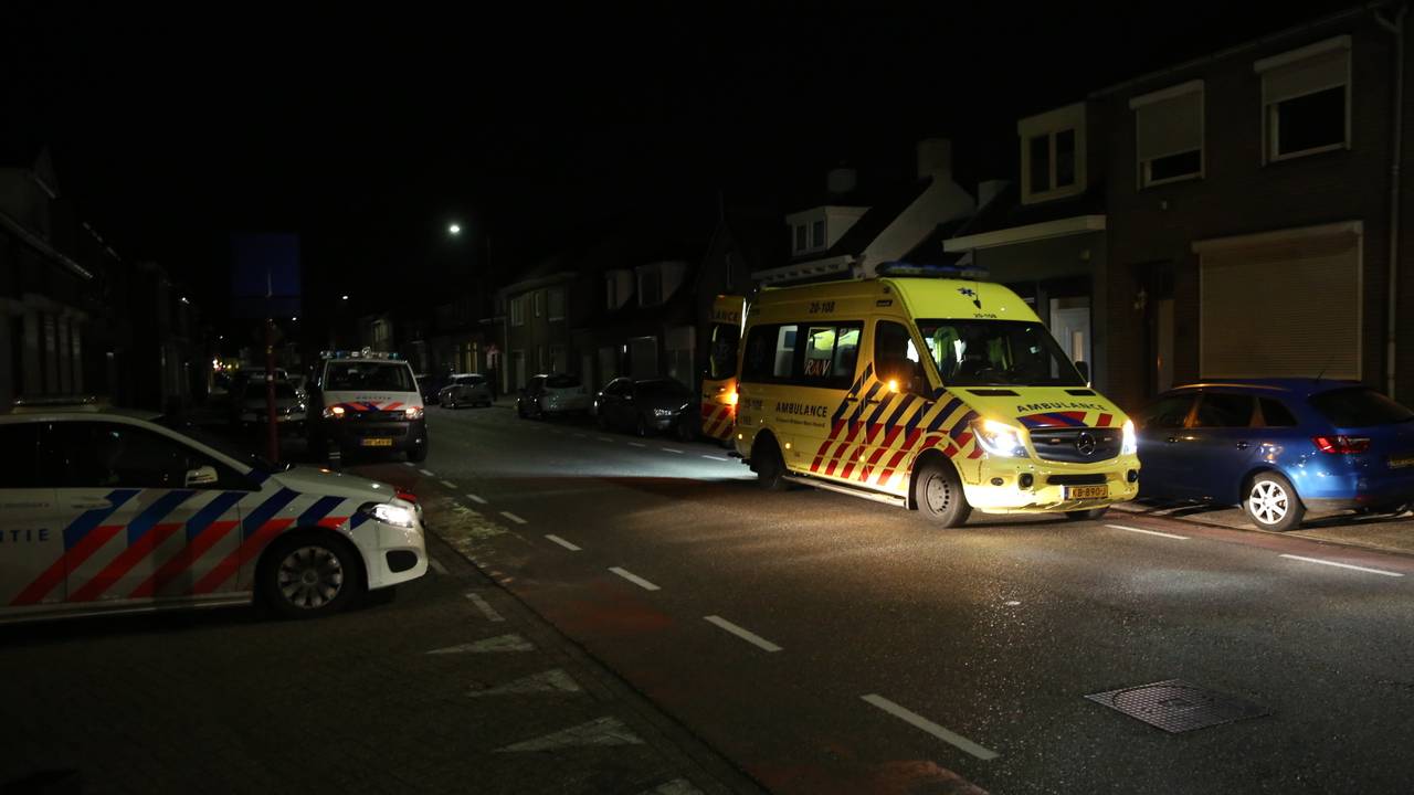 Verschillende hulpdiensten kwamen na de steekpartij naar de Molenstraat in Oudenbosch. (Foto: Christian Traets)