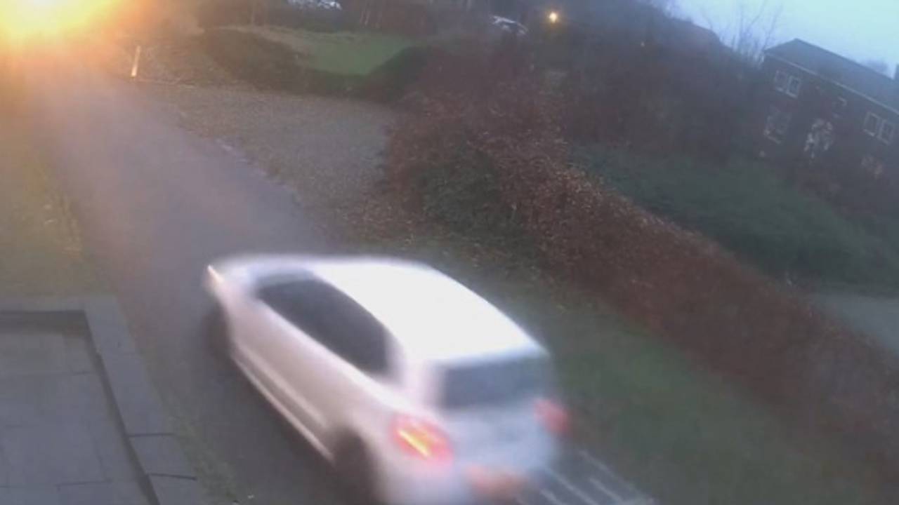 De witte Volkswagen werd vastgelegd door bewakingscamera’s. (Foto: Politie)