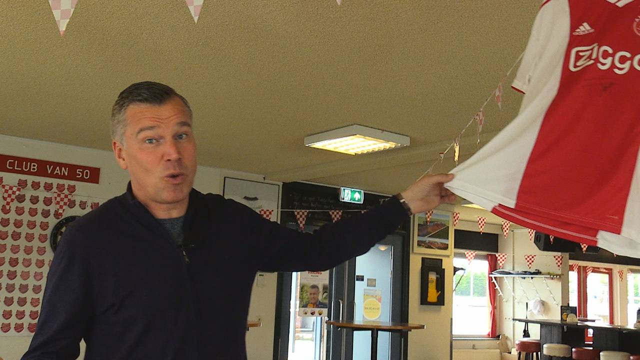 Het Ajax-shirt van Frenkie de Jong leverde 1700 euro op voor onder meer KiKa.