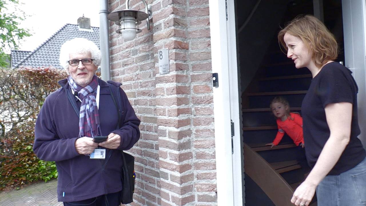 Hondenbelastingcontroleur Ad van Seeters op zijn ronde in Berkel-Enschot.