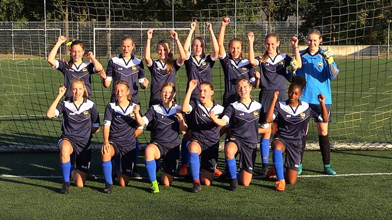 De speelsters van de DIA Meisjes Voetbal Academie.