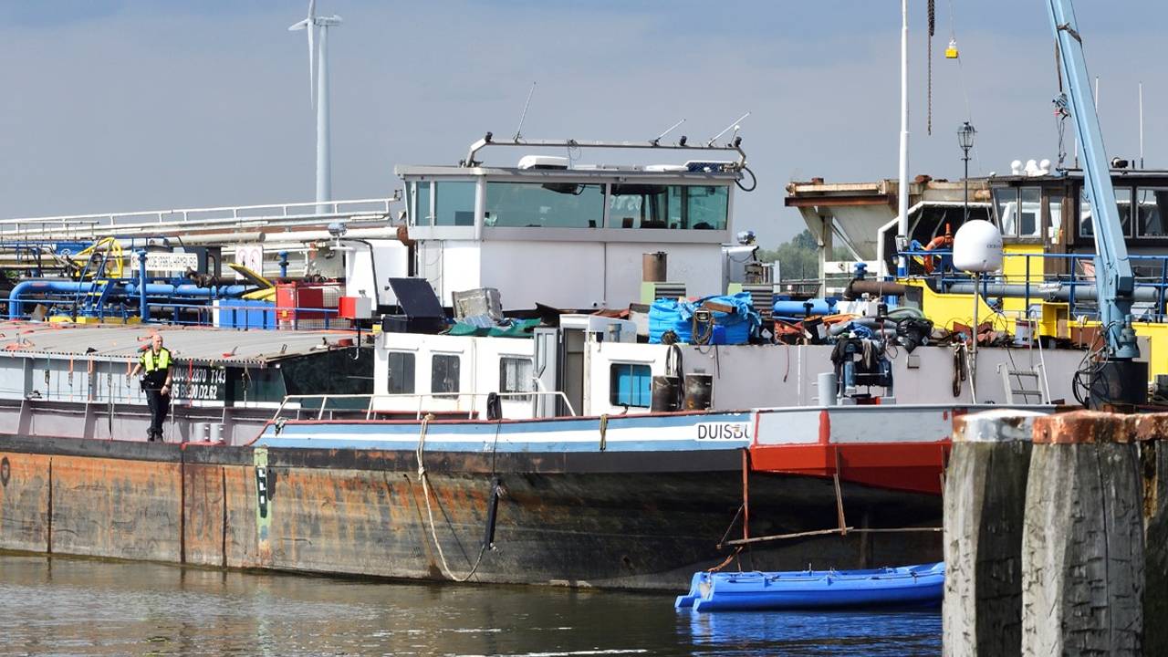 Het schip in de haven van Moerdijk waar het drugslab werd ontdekt.