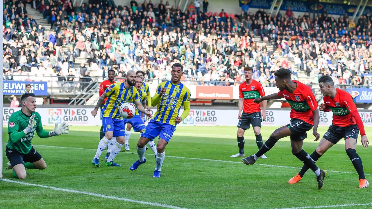 Doelman Etienne Vaessen kan een tegentreffer niet voorkomen (foto: VI Images).