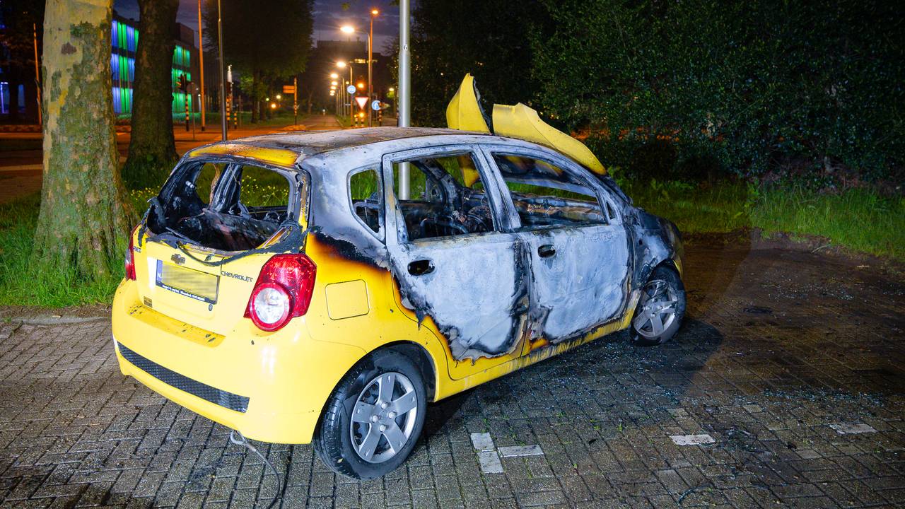 Deze auto aan de Cederstraat brandde uit. (Foto: Jack Brekelmans)
