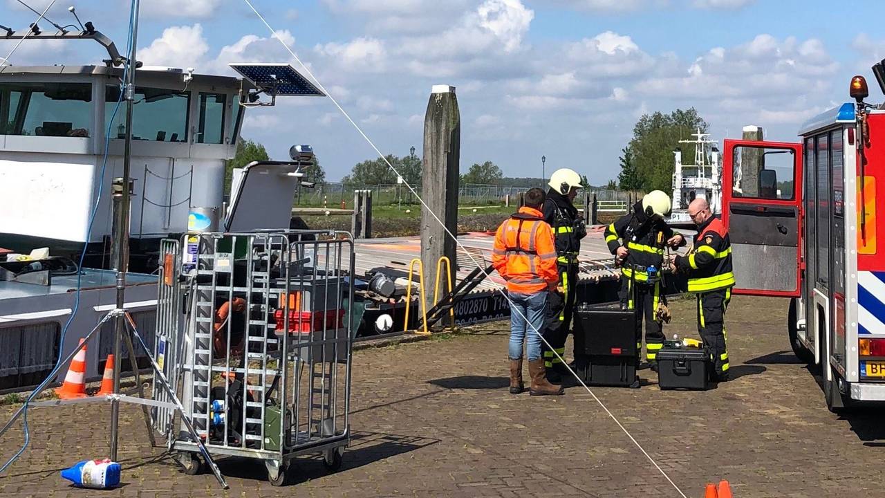 De hulpdiensten verwachten nog 'geruime tijd' bezig te zijn met het 'drugsschip'. (Foto: Erik Peeters)