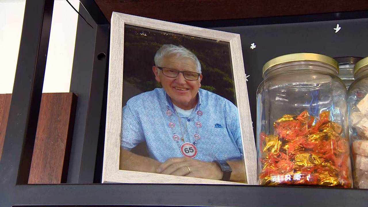 De vorig jaar overleden Rein van Waaijenburg staat op een prominente plek in de friettent.