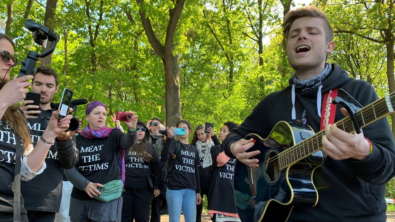 Ook bij de varkensstal stonden maandag actievoerders (foto: Bart Meesters).