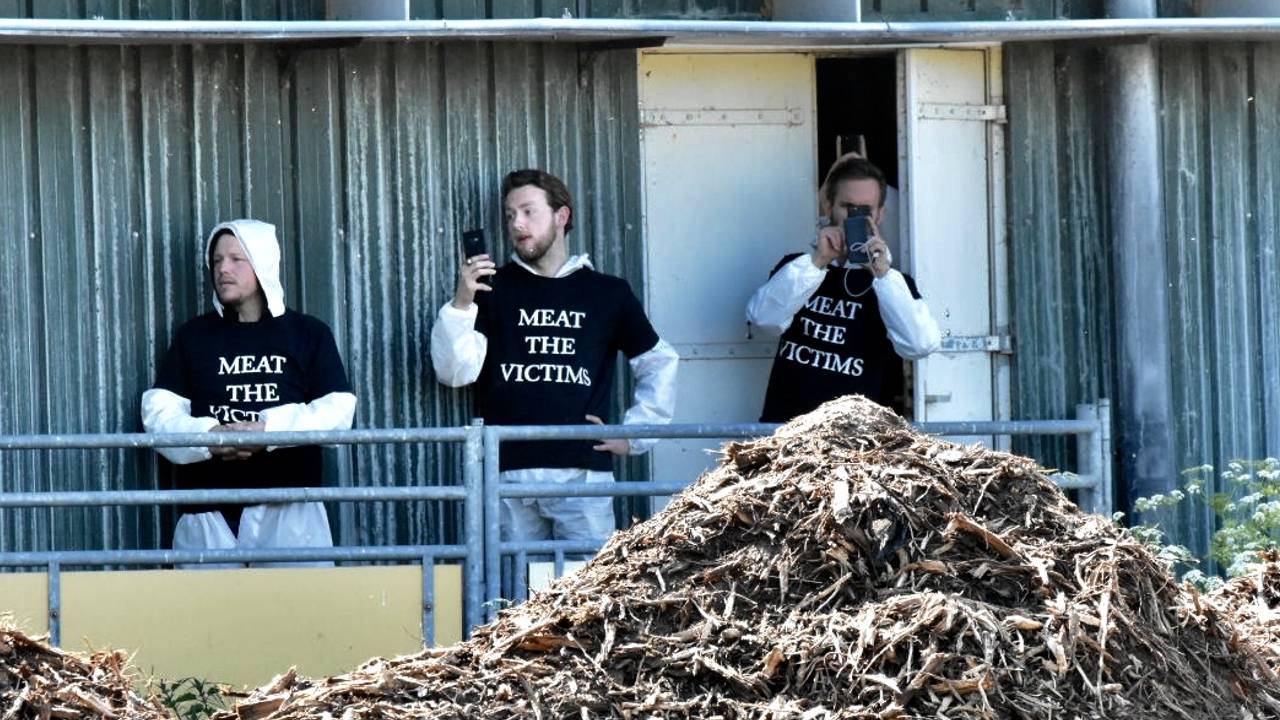 Activisten voor de stal in Boxtel. Foto: Hans van Hamersveld