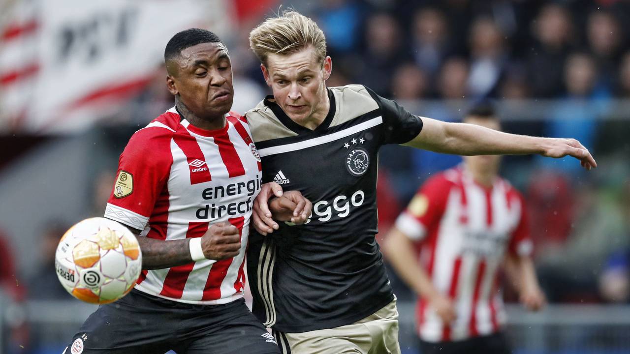Steven Bergwijn in duel met Frenkie de Jong. (Archieffoto: ANP)