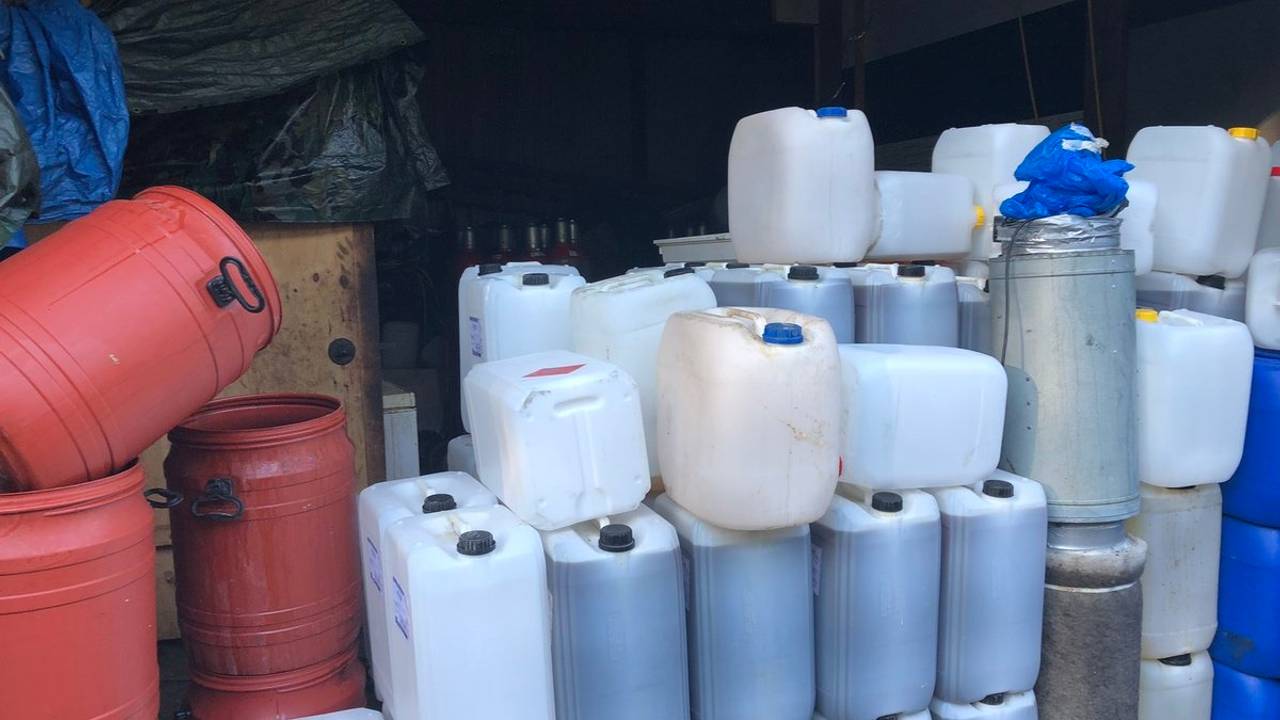 Vaten uit het drugslab in Liempde (foto: Daisy Schalkens).