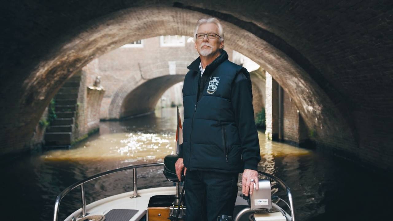 In de Ster reclame is een schipper te zien die rondvaart op de Binnendieze.