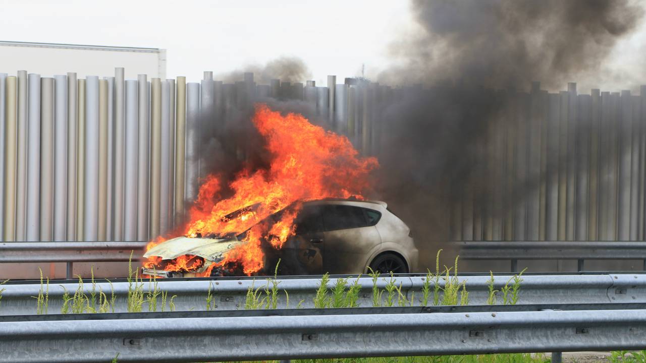 De auto vloog spontaan in brand (foto: Danny van Schijndel).