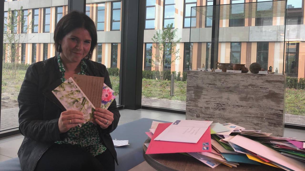 Anette met kaartjes die haar moeder na het ongeluk kreeg (archieffoto).