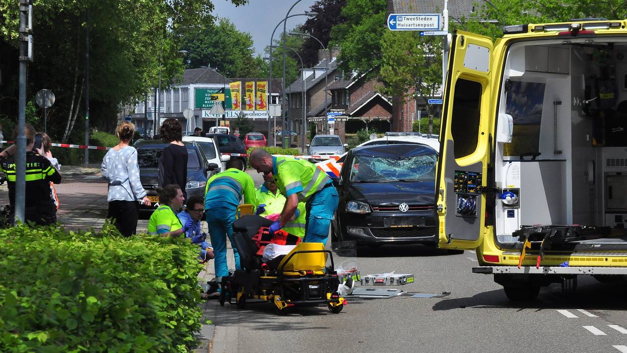 Hulpverleners bekommeren zich om het slachtoffer. (Foto FPMB/Foto Persbureau Midden Brabant)