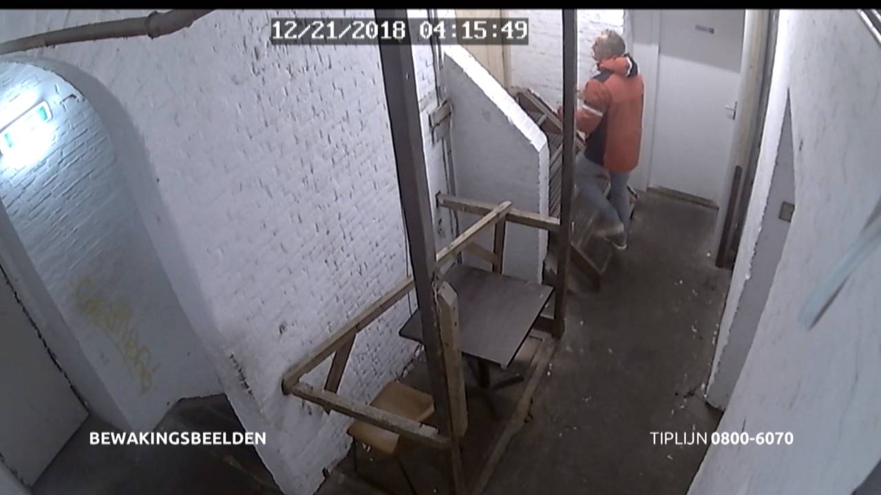 De dader had een opvallende rode jas aan tijdens de inbraak. (Foto: Bureau Brabant)