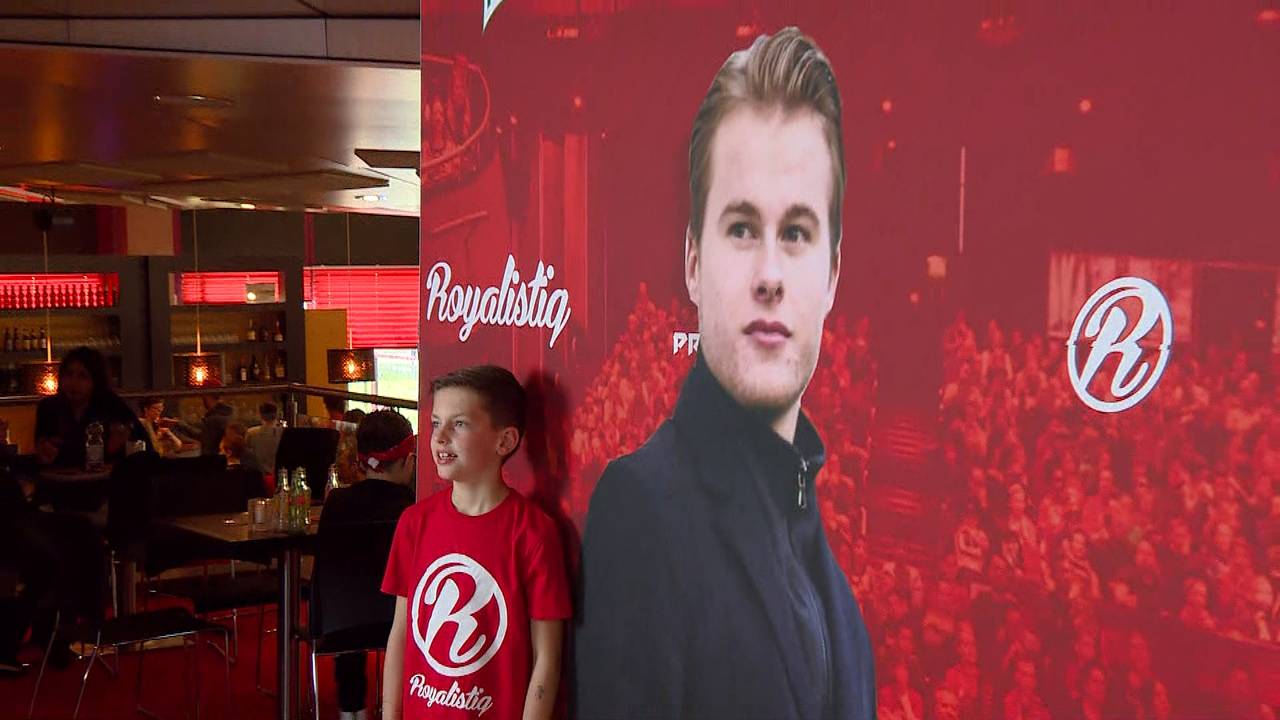 Een fan bij de beeltenis van Roy Beszelen